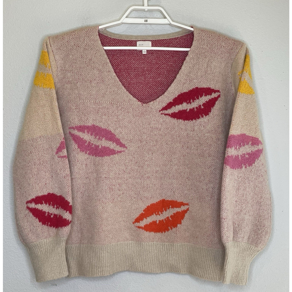 Dee Elly Pullover Sweater Womens Size Large Pink "Lips Print" V-Neck Long Sleeve